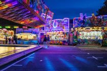 Buden auf der Meinerzhagener Kirmes - Es gibt einige Buden, mit dabei Bälle werfen und Entenangeln. • © ummeteck.de - Silke Schön