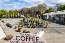 Gastro im Neuland-Park - Im Park gibt es mehrere Gastro-Betriebe. Das ist die Terrasse des Neuland-Park-Cafés unweit des großen Kinderspielplatzes. • © ummeteck.de - Christian Schön