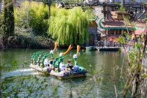 Tretboote im Phantasialand - Witzig ist Woezl Wassertreter - normale Tretboote, aber in diesem Ambiente ein richtiger Spaß. • © ummeteck.de - Silke Schön