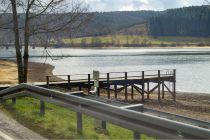 So sieht die Badestelle Hunswinkel übrigens bei Niedrigwasser der Listertalsperre aus. Das Foto ist 2014 entstanden. • © ummeteck.de - Silke Schön