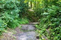 Aufstieg Prinzenblick - Ein deutlicher Gegensatz zur Neugestaltung. Das ist das Vorher-Bild (das Nachher-Bild ist weiter vorne). Foto aus Juli 2021. • © ummeteck.de - Silke Schön