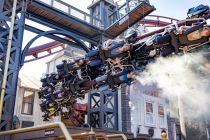 F.L.Y. - Rookburgh - Und das ist F.L.Y. Ein Flying Lauch Coaster, in dem Du mehr hängst als sitzt und eine wilde Fahrt in 90 Sekunden erlebst. • © ummeteck.de - Christian Schön