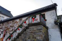 Der Heimat- und Verschönerungsverein veranstaltet an der Burg Denklingen jedes Jahr einen bekannten Töpfermarkt, dazu einen Weihnachtsmarkt und andere Festivitäten, hier beim Weihnachtsmarkt 2022. • © ummeteck.de - Silke Schön
