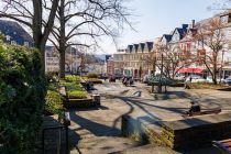 Neben dem "Krönchen" der Marktplatz und dieses grünere Areal zum entspannen. • © ummeteck.de - Christian Schön