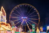 Roue Parisienne auf der Sim Jü 2022 - Das Riesenrad sieht am Abend noch beeindruckener aus. • © ummeteck.de - Christian Schön