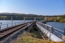 Biggesee Vorbecken Olpe Bilder - Auf dem Spazierweg um das Vorbecken geht man auch über diese Fußgängerbrücke (rechts) über die Bigge.  • © ummeteck.de - Christian Schön