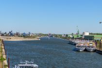 Neben dem reinen Wirtschaftsbetrieb ist der Hafen mittlerweile auch ein touristischer Anziehungspunkt. • © ummeteck.de - Christian Schön