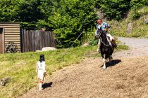 Stunts Elspe Festival 2022 - Die Schauspieler proben über mehrere Wochen. Der Speer (kannst Du ihn sehen?) darf natürlich nicht treffen. • © ummeteck.de - Silke Schön