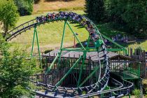 Speedsnake Free - Achterbahn im Fort Fun Abenteuerland - Bestwig - ... während es auf der Achterbahn Speedsnake Free mit Überschlag zur Sache geht. • © ummeteck.de - Silke Schön