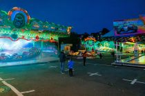 Herbstkirmes 2022 - Meinerzhagen - Abends ist der Kirmesplatz einfach eine Wucht. Nur leider war am Eröffnungsabend nicht viel los. • © ummeteck.de - Silke Schön