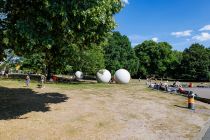 ... wie diese überdimensionalen Giant Pool Balls, welche vom Pop-Art-Künstler Claes Oldenburg 1977 erschaffen wurden. Sie haben einen Durchmesser von jeweils 3,5 Metern. • © ummeteck.de - Christian Schön