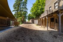 Hackschnitzel, Natur und Wetter prägen die Naturbühne in Elspe. Die Bühne ist 100 Meter lang. • © ummeteck.de - Silke Schön