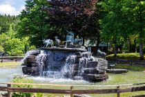 Direkt neben Panos Tierschule liegt der sehenswerte Hirtenbrunnen. • © ummeteck.de - Christian Schön