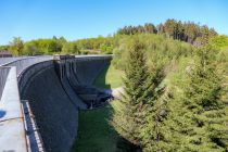 Blick auf die andere Seite der Staumauer. Die Kronenlänge beträgt 200 Meter, die Höhe über der Gründungssohle 25 Meter. • © ummeteck.de - Silke Schön