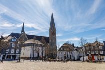 Der Marktplatz von der anderen Seite mit der Pfarrkirche St. Martinus. • © ummeteck.de - Silke Schön
