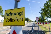 Volksfest in Meinerzhagen - Achtung! Bitte langsam fahren am Schützenplatz. • © ummeteck.de - Silke Schön