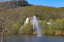 Gehen wir zurück zum Obersee des Biggesees. Die Fontäne  wurde dem Stadtmarketingverein Olpe Aktiv e.V. im Jahr 2011 geschenkt. Anlass war das Jubiläum 700 Jahre Stadt Olpe. Das Wasser schießt bis zu 26 Meter in die Höhe. • © ummeteck.de - Christian Schön