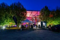 Die Minigolfhalle Der Lüderich am Abend während eines Events. • © ummeteck.de - Silke Schön