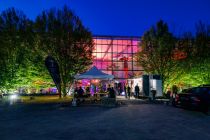 Adventure Minigolf - Overath im Bergischen Land - Die Minigolfhalle Der Lüderich am Abend während eines Events. • © ummeteck.de - Silke Schön