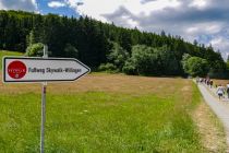 Hängebrücke Skywalk - Willingen - Bilder - Der andere Zugangspunkt befindet sich am Musenberg. Dieser Einstieg kann am besten vom großen Stryckparkplatz aus erreicht werden, der direkt an der Bundesstraße 251 liegt und ebenfalls kostenlose Parkplätze bietet.  • © Henrike Flamme