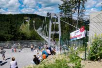 Vom Parkplatz führt ein leichter Weg über eine Strecke von 1,2 Kilometern zum Einstieg der Brücke. • © Henrike Flamme