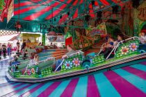 Amazona Bahn (Hoster) - Berg- und Talfahrt auf der Kirmes - Weniger Lichttechnik im Hellen, aber genauso viel Spaß. • © ummeteck.de - Christian Schön