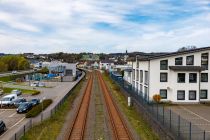 Fußgängerbrücke Attendorn - Blick von der Fußgängerbrücke. Ganz links die Umgehungsstraße, in der Mitte weiter hinten der Bahnhof. • © ummet-eck.de - Silke Schön