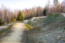 Dirtline Attendorn - Die Dirtline im Mountainbikepark Attendorn ist als schwer (=schwarz) gekennezeichnet.  • © ummeteck.de - Silke Schön