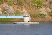 In der Nähe des Staudammes in Attendorn steht dieses Überlaufbecken - Betreten natürlich strengstens verboten. • © ummeteck.de - Christian Schön