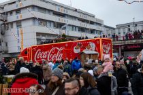 Coca Cola Weihnachtstrucks in Meinerzhagen - Umgeben von Menschen...einer der drei Coca Cola Weihnachtstrucks. • © ummeteck.de - Christian Schön