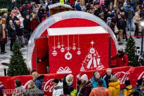 Foto-Schneekugel Coca Cola Weihnachtstrucks - Vor der Schneekugel gab es -wie an allen Erlebnissen- eine lange Schlange. Man geht hinein, lässt ein Foto machen und geht wieder hinaus. • © ummeteck.de - Christian Schön