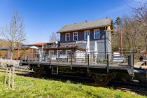 Früher Bahnhof, heute Denkmal - Der Treffpunkt Alter Bahnhof in Hützemert gehört zu Drolshagen im Kreis Olpe. Wie der Name bereits verrät, handelt es sich bei dem Gebäude um den alten Bahnhof, der nun ein schöner Treffpunkt mit Jausenstation ist. Seit 2008 ist das Haus denkmalgeschützt.  • © ummeteck.de - Christian Schön