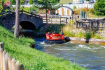 Wasserbahn Fort Fun Abenteuerland - Die Raftingbahn bietet zwar keine Geschwindigkeitsrekorde, keine Wasserfälle oder ähnliches, aber doch eine echt nette und vor allem familientaugliche Fahrt mit allem, was dazu gehört. Durch einen Wasserfall hindurch zum hohen Wellengang.  • © ummeteck.de - Silke Schön