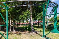 Achterbahn im Fort Fun - Die Marienkäferbahn ist eine der drei Achterbahnen im Fort Fun Abenteuerland. Sie könnte den Preis für "Wie baue ich eine lustige Achterbahn auf möglichst wenig Raum von Bäumen umgeben?" gewinnen.  • © ummeteck.de - Silke Schön