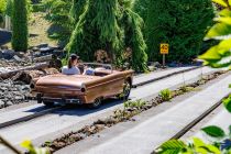 In langsamem Tempo kannst Du hier die Oldtimer durch die Kurven und über die Brücke lenken, die Strecke ist mehr als einen halben Kilometer lang. In einen Oldtimer passen zwei Personen.  • © ummeteck.de - Silke Schön