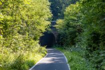 Tunnelportal - Nach wenigen hundert Metern kommt der ehemalige Eisenbahntunnel bereits in Sichtweite. • © ummeteck.de - Silke Schön