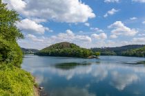 Die Aggertalsperre liegt in Gummersbach im Oberbergischen Kreis. Die Aggertalsperre wurde in den Jahren 1927 bis 1929 gebaut und dient vorwiegend dem Hochwasserschutz, Ausgleich bei Niedrigwasser sowie der Energieerzeugung. • © ummeteck.de - Christian Schön