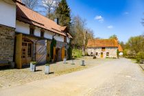 Mehrere Gebäude gehören zur Anlage, zum Beispiele eine ehemalige Schule aus dem Jahr 1782. Einige davon kannst Du für Deine eigene Veranstaltung mieten - und sogar standesamtliche Trauungen sind dort möglich.  • © ummeteck.de - Silke Schön