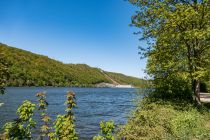 Der Hengsteysee ist etwa 4,2 km lang und hat eine mittlere Breite von 296 Metern. Die mittlere Tiefe beträgt lediglich 1,94 Meter - das ist wichtig für möglichst hohen Sauerstoffaustausch an der Oberfläche (biologische Klärung).  • © ummeteck.de - Christian Schön