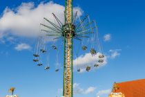 Der Kettenflieger Jules Verne Tower gehört mit einer Gesamthöhe von 80 Metern zu den größten seiner Art. Die Flugbahn der Passagiere liegt dann auf knapp 70 Metern.  • © ummeteck.de - Christian Schön