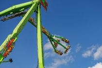 Gebaut wurde die Riesenschaukel im Jahr 2011 von KMG Rides aus den Niederlanden, die das Fahrgeschäft bereits ein paar Mal gebaut haben. Dort hört die Serie auf den Namen XXL Swing Ride. • © ummeteck.de - Christian Schön