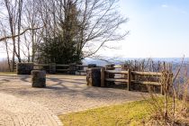 Weitsicht ins Sauerland - Der Turm ist ein beliebtes Ausflugsziel. Es gibt ein Restaurant, unzählige Wanderwege (inklusive barrierefreiem Naturerlebnispfad) und gratis on Top eine mega Aussicht auf die Umgebung. Auf der Hohen Bracht finden regelmäßig verschiedene Events statt.  • © ummeteck.de - Silke Schön