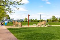 Spielplätze für die Kinder im Neuland-Park - Es gibt mehrere Spielplätze für die Kinder, darunter dieser Schiffsspielplatz sowie ein Wasserspielplatz.  • © ummeteck.de - Christian Schön