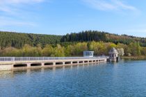 Staumauer der Listertalsperre - Die Listertalsperre wurde zwischen 1909 bis 1912 erbaut und gehört heute zum Ruhrverband. Sie dient der Stromgewinnung und natürlich Wasserbereitstellung vor allem für den Kreis Olpe.  • © ummeteck.de - Christian Schön