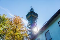 Unnenbergturm - Marienheide - Oberbergischer Kreis - Unten befindet sich eine ehemalige Gaststätte, die definitiv bereits bessere Zeiten gesehen hat. Das Haus ist unbewohnt.  • © ummeteck.de - Silke Schön