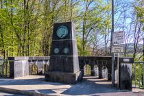 Das Denkmal stammt aus dem Jahr 1907 und erinnert an drei Männer, die maßgeblich an der Errichtung der Staumauer beteiligt waren. Dabei handelt es sich um Karl Berg, P.B, Plate und Rud. Berg.  • © ummeteck.de - Silke Schön