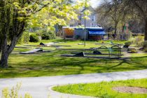 Minigolf spielen in Morsbach - Auf dem Gelände liegt eine Minigolf-Anlage mit 18 Bahnen. Die Schläger und Bälle gibt es beim Eiscafe Emozioni am Kreisel. • © ummeteck.de - Silke Schön