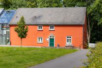 Das Rote Haus am Schloss Homburg - Das Rote Haus ist wahrscheinlich um die 300 Jahre alt. Früher war sie eine Scheune, in der der Zehnten abgeliefert wurde (eine Art Steuer), heute beherbergt es die Biologische Station Oberberg. • © ummeteck.de - Silke Schön