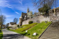 Direkt an der Kirche verläuft die alte Stadtmauer. • © ummeteck.de - Christian Schön