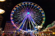 Riesenrad Weihnachtsstern (Gormanns) - Der Aufbau dauert nur ungefähr sechs Stunden, das Rieesenrad kommt mit einer Grundfläche von 17 x 14 Metern aus. Hier steht der Ostseestern als "Weihnachtsstern" getarnt auf dem Weihnachtsmarkt 2022 in Duisburg. • © ummeteck.de - Christian Schön